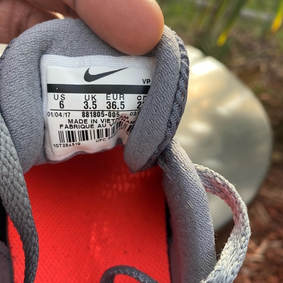 Women Nikes sz 6 - Picture 6 of 6